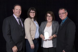 Alain Monière, Caisse Desjardins Cœur Bellechasse. Sandra Mercier, fille de Mme Saindon.  Linda Saindon, Plastiques Abénakis. Yvon Laflamme, président CCB-E