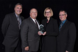de gch à drt : Louis Fournier, CFE Lévis-Lotbinière-Bellechasse, Charles Morrisset, Joli-Cœur Lacasse. Céline Plante, Joli-Cœur Lacasse, avocats.  Yvon Laflamme, président CCB-E