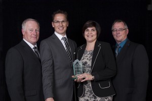 de gch à drt : Jean DeBlois, directeur CCB-E.  Gislain Demers, conjoint de Mme Demers. Cathy Demers, rés. La croisée du Bohneur de Beaumont. Yvon Laflamme, président CCB-E